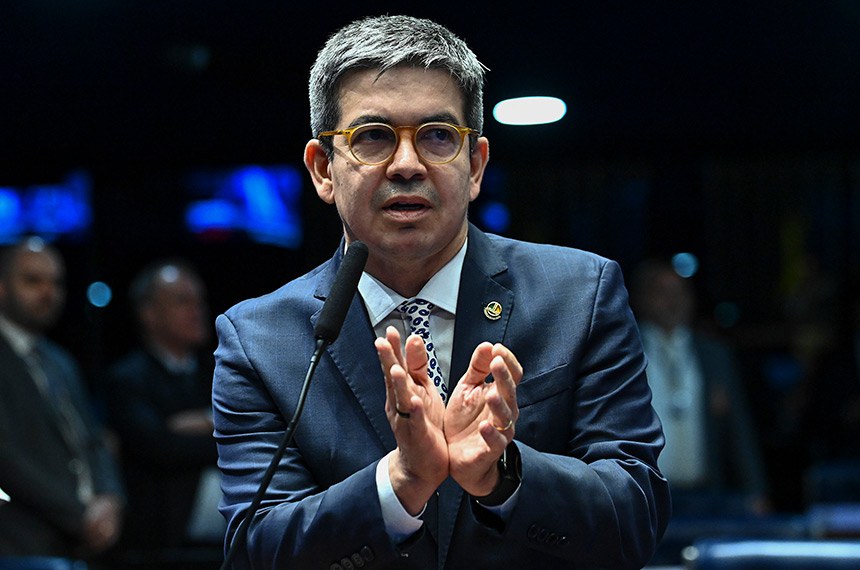 Em pronunciamento, à bancada, líder do governo no Congresso Nacional, senador Randolfe Rodrigues (PT-AP).