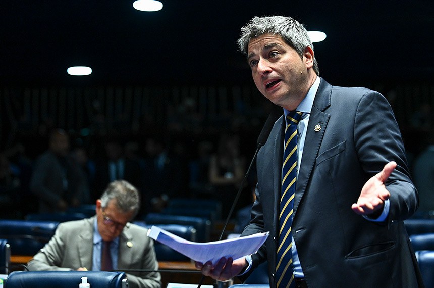 À bancada, em pronunciamento, senador Carlos Portinho (PL-RJ).