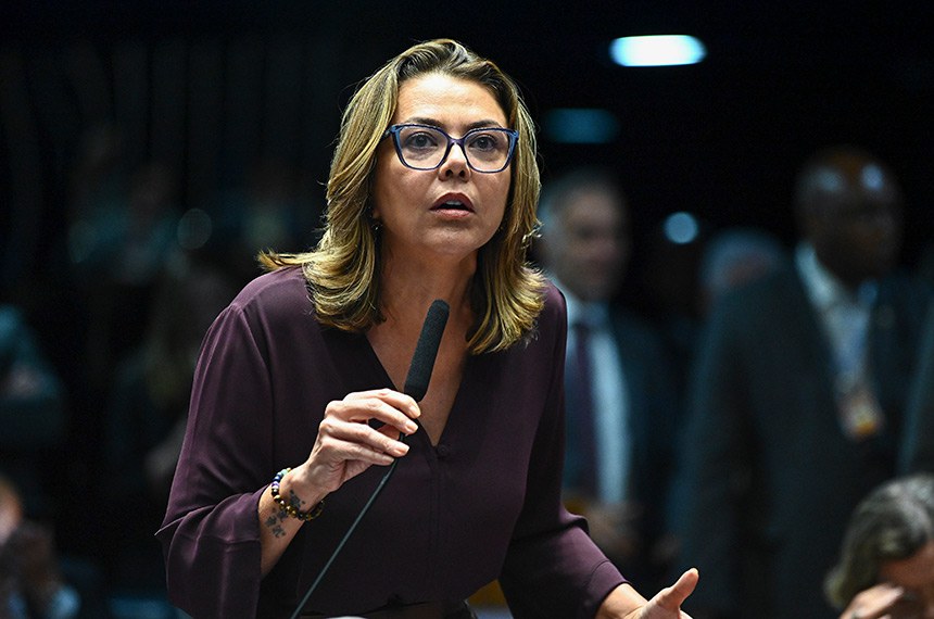Em pronunciamento, à bancada, senadora Leila Barros (PDT-DF).