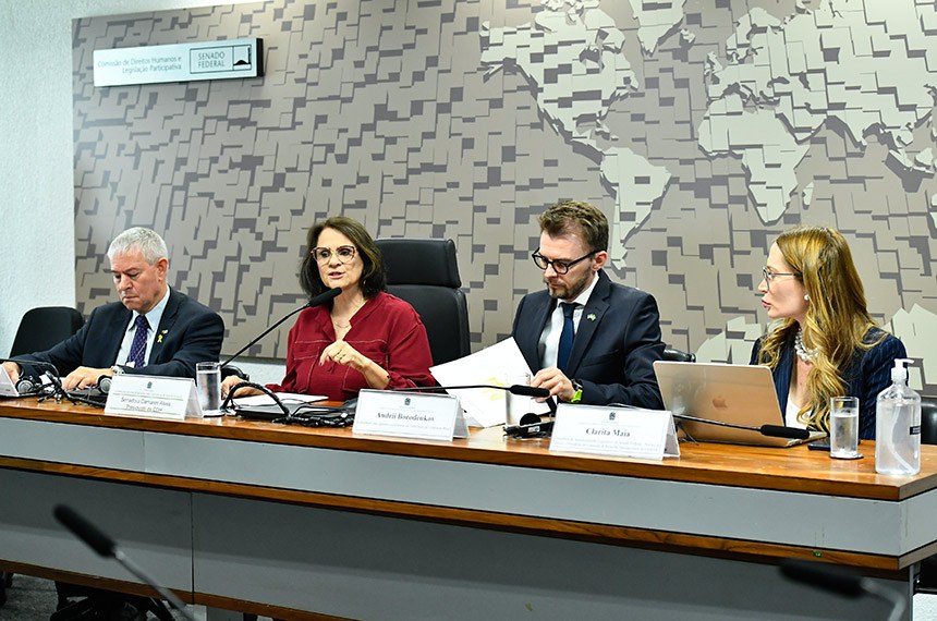Mesa: 
embaixador de Israel no Brasil, Daniel Zohar Zonshine; 
presidente da CDH, senadora Damares Alves (Republicanos-DF) - em pronunciamento; 
conselheiro para questões econômicas da embaixada da Ucrânia no Brasil, Andrii Borodenkov; 
consultora de Assessoramento Legislativo do Senado Federal – Núcleo de Direito e presidente da Comissão de Relações Internacionais da OAB/DF, Clarita Maia. 