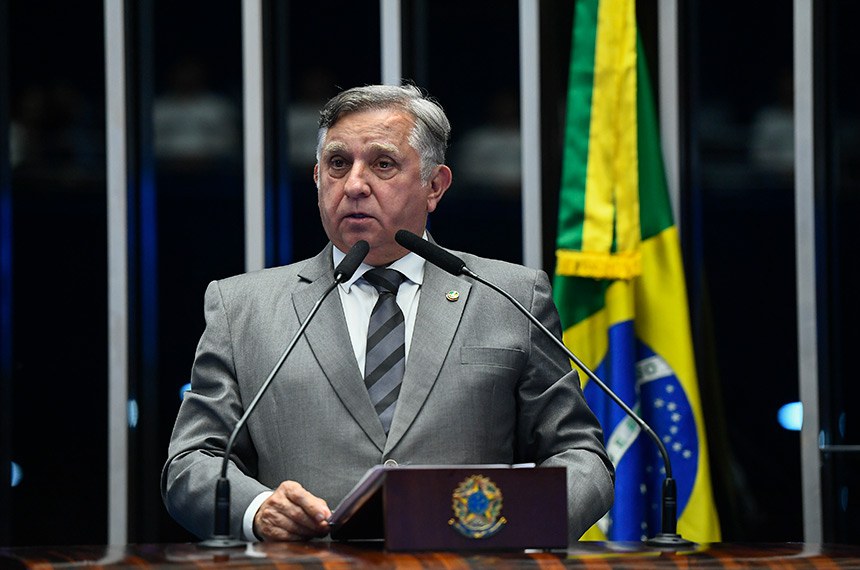 À tribuna, em discurso, senador Izalci Lucas (PL-DF). 