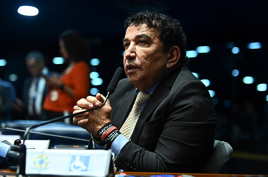 À bancada, em pronunciamento, senador Magno Malta (PL-ES).