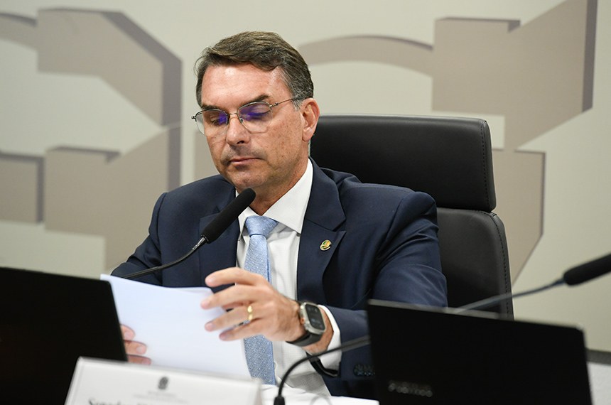 Mesa: 
presidente da CSP, senador Flávio Bolsonaro (PL-RJ).