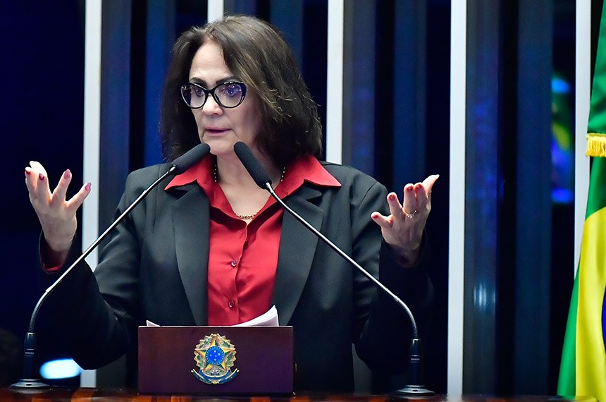 À tribuna, em discurso, senadora Damares Alves (Republicanos-DF).