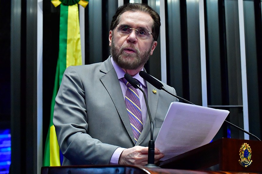 Em discurso, à tribuna, senador Plínio Valério (PSDB-AM).