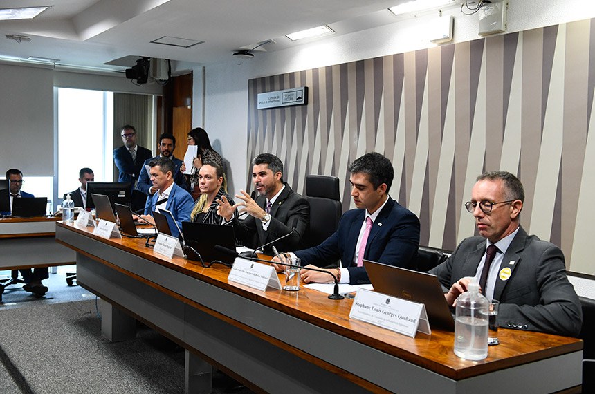Mesa: 
presidente do Conselho Regional de Engenharia e Agronomia de Rondônia (Crea-RO), Edison Rígoli;
diretora da Associação Brasileira dos Produtores de Soja (Aprosoja), Rondônia Antonielly Rottoli;
presidente da CI, senador Marcos Rogério (PL-RO), conduz audiência;
diretor-geral em exercício da Agência Nacional de Transportes Terrestres (ANTT), Guilherme Theo Rodrigues da Rocha Sampaio;
superintendente de Concessão da Infraestrutura Substituto da Agência Nacional de Transportes Terrestres (ANTT), Stéphane Louis Georges Quebaud.