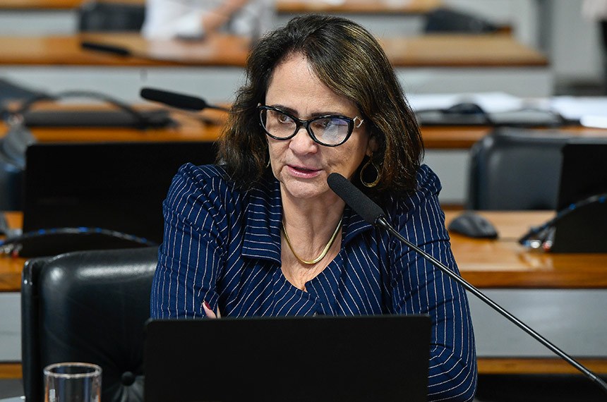 À bancada, em pronunciamento, senadora Damares Alves (Republicanos-DF).