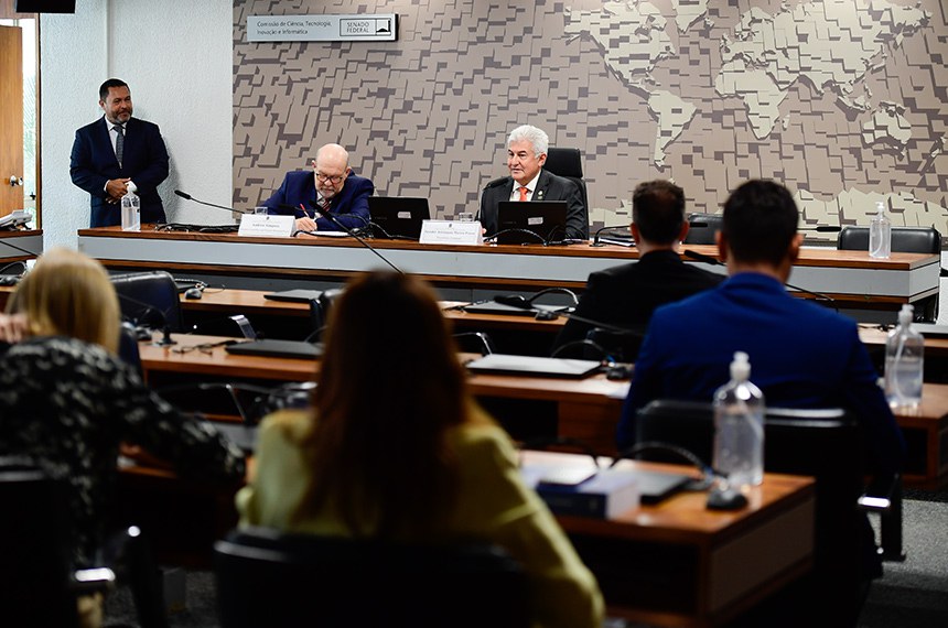 Mesa: 
diretor Científico da Orygen Biotecnologia, Andrew Simpson;
presidente eventual da CCT, senador Astronauta Marcos Pontes (PL-SP), conduz audiência.