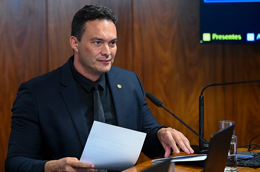 Em pronunciamento, à bancada, senador Styvenson Valentim (PSDB-RN).