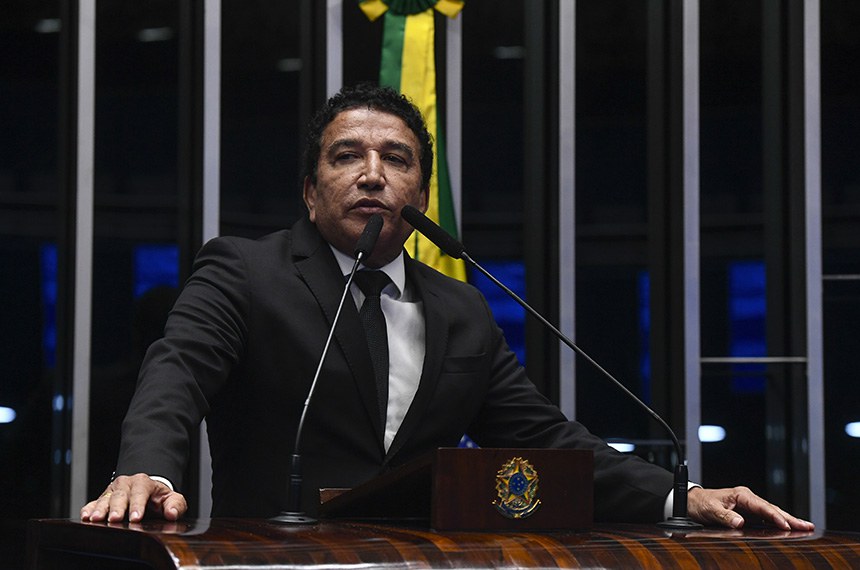 À tribuna, em discurso, senador Magno Malta (PL-ES). 