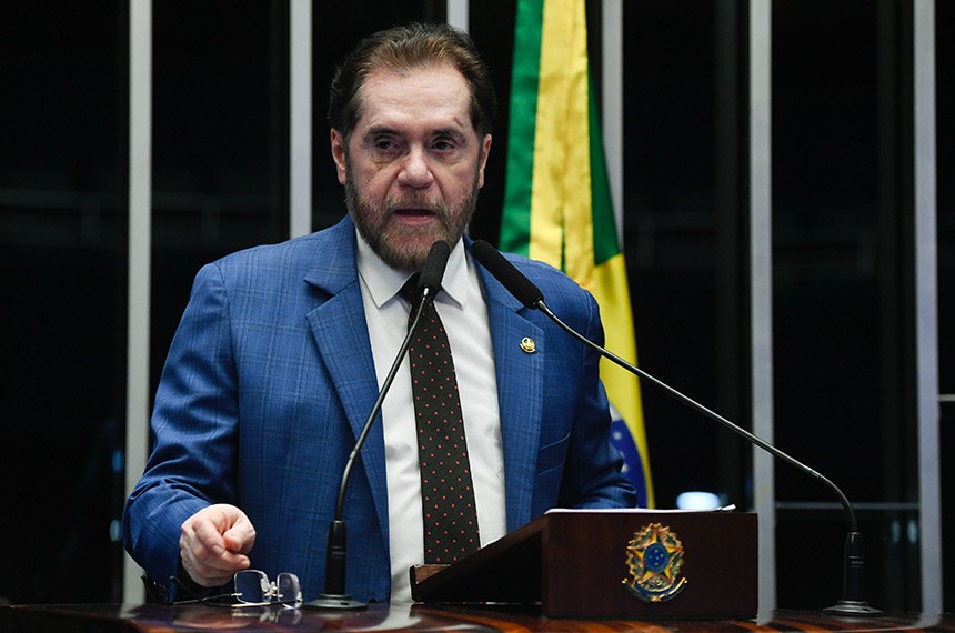 Em discurso, à tribuna, senador Plínio Valério (PSDB-AM).