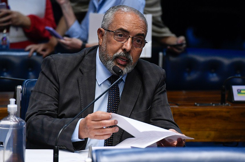 À bancada, em pronunciamento, senador Paulo Paim (PT-RS).