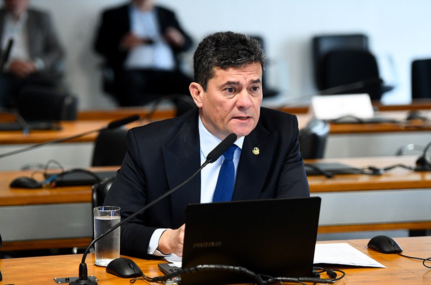 Em pronunciamento, à bancada, senador Sergio Moro (União-PR).