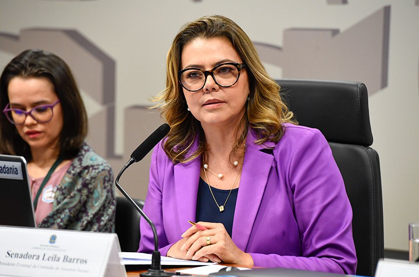 Mesa: 
assessora técnica da Coordenação de Atenção à Saúde da Mulher do Ministério da Saúde, Juliana Terribili Novaes Santos; 
presidente Eventual da CAS, senadora Leila Barros (PDT-DF), em pronunciamento.
