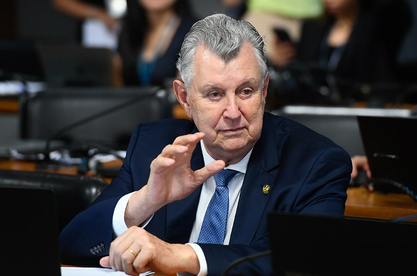 Em pronunciamento, à bancada, senador Luis Carlos Heinze (PP-RS);