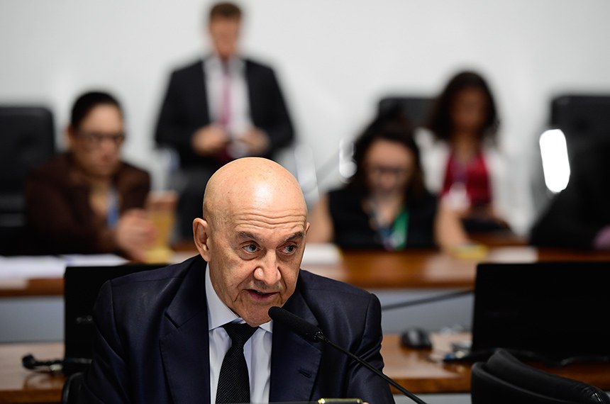 Em pronunciamento, à bancada, relator do PL 3.613/2023, senador Confúcio Moura (MDB-RO). 