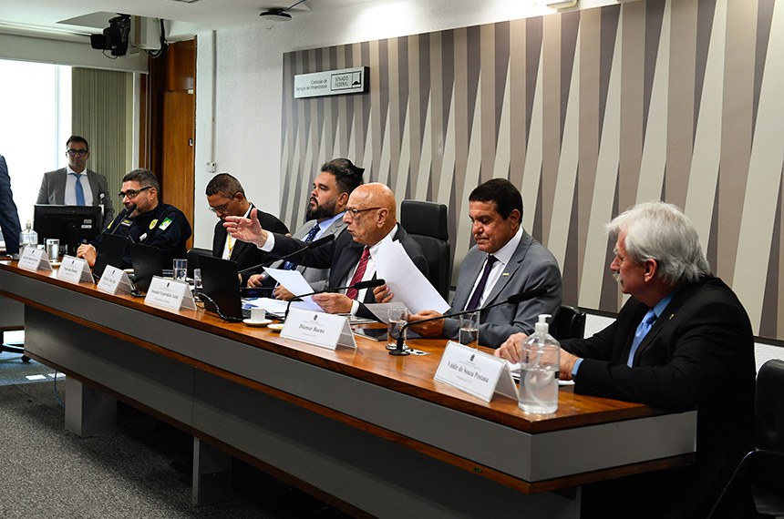 Mesa: 
coordenador-geral de Segurança Viária da Polícia Rodoviária Federal (PRF), Jeferson Almeida Moraes;
presidente da Confederação Nacional dos Trabalhadores em Transporte e Logística (CNTTL), Paulo João Estausia;
gerente executivo Trabalhista da Confederação Nacional do Transporte (CNT), Frederico Toledo Melo;
presidente eventual da CI, senador Esperidião Amin (PP-SC) conduz audiência;
presidente da Confederação Nacional dos Transportadores Autônomos (CNTA), Diumar Bueno;
presidente da Confederação Nacional dos Trabalhadores em Transportes Terrestres (CNTTT), Valdir de Souza Pestana.