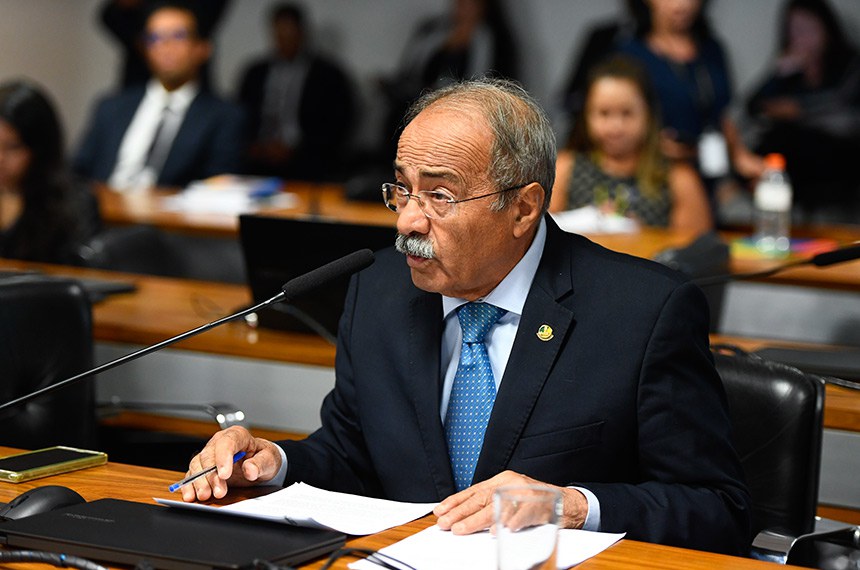 Em pronunciamento, à bancada, senador Chico Rodrigues (PSB-RR).