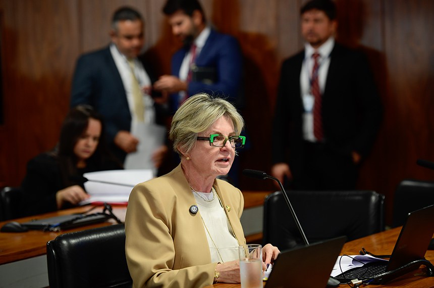 À bancada, em pronunciamento, relatora do PL 13/2022, senadora Margareth Buzetti (PSD-MT).