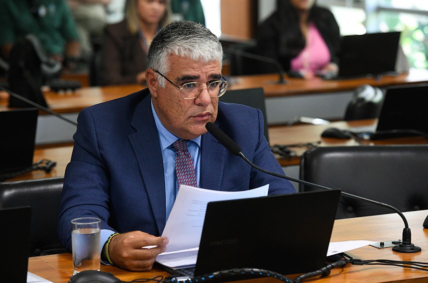 Em pronunciamento, à bancada, senador Eduardo Girão (Novo-CE).