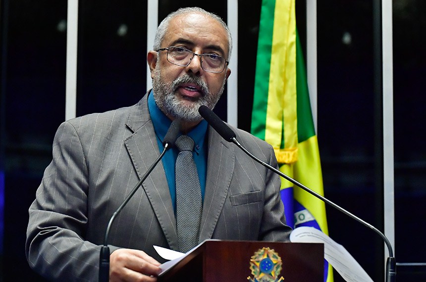 À tribuna, em discurso, senador Paulo Paim (PT-RS). 
