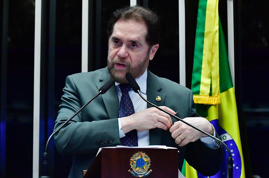À tribuna, em discurso, senador Plínio Valério (PSDB-AM). 