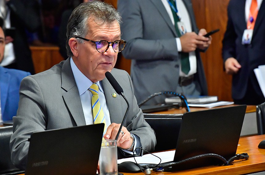 À bancada, em pronunciamento, senador Laércio Oliveira (PP-SE).