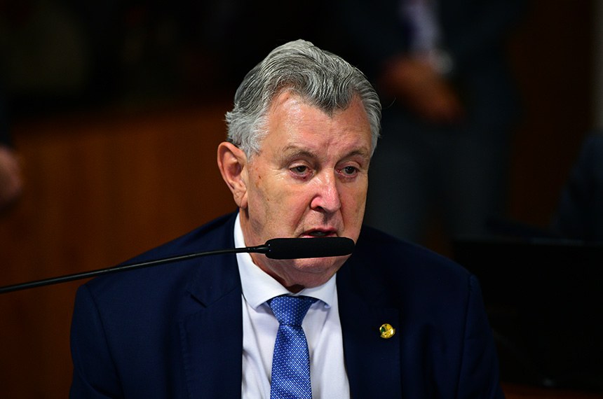 Em pronunciamento, à bancada, senador Luis Carlos Heinze (PP-RS).
