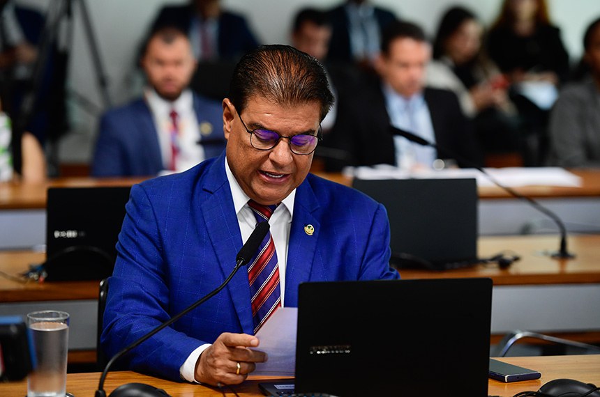 Em pronunciamento, à bancada, senador Nelsinho Trad (PSD-MS).
