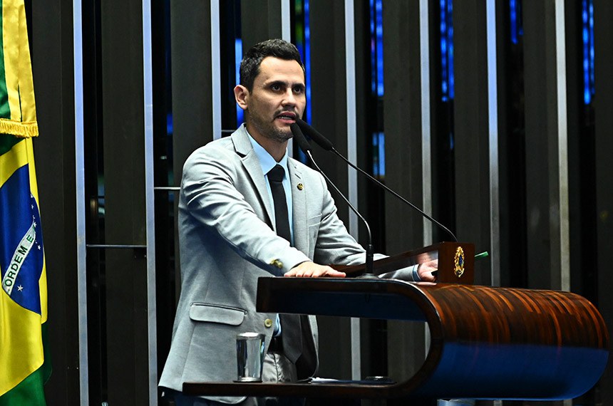 Senador Cleitinho (Republicanos-MG) em discurso à tribuna.