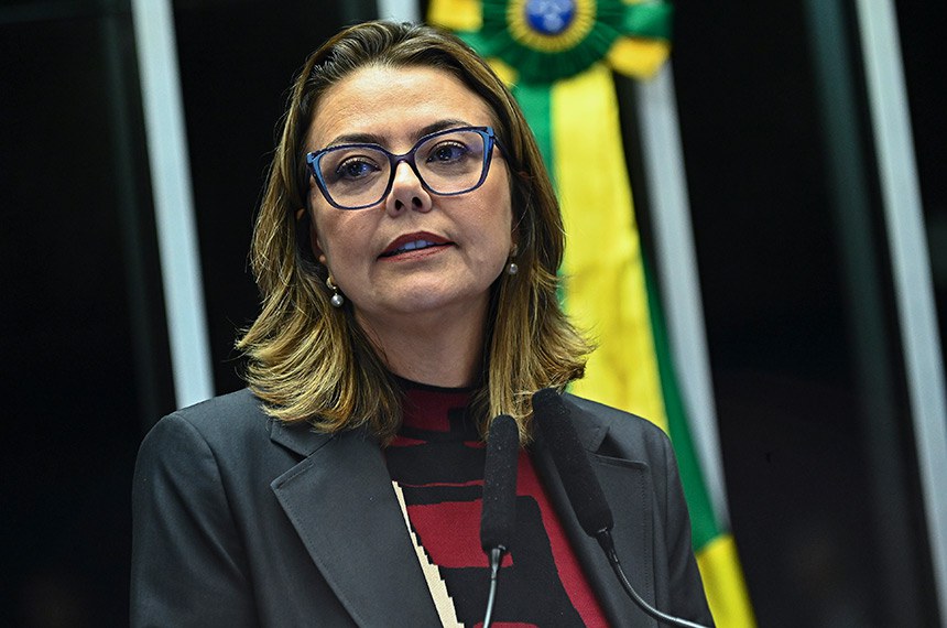 À tribuna, em discurso, senadora Leila Barros (PDT-DF). 
