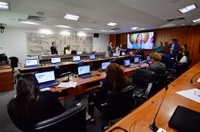 Projeto que assegura acessibilidade em disque-emergência vai à Câmara