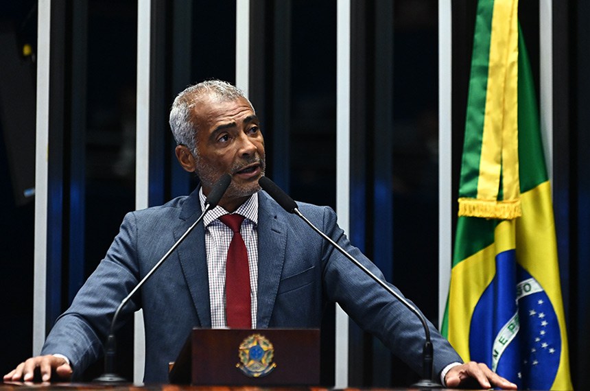 Em discurso, à tribuna, senador Romário (PL-RJ).