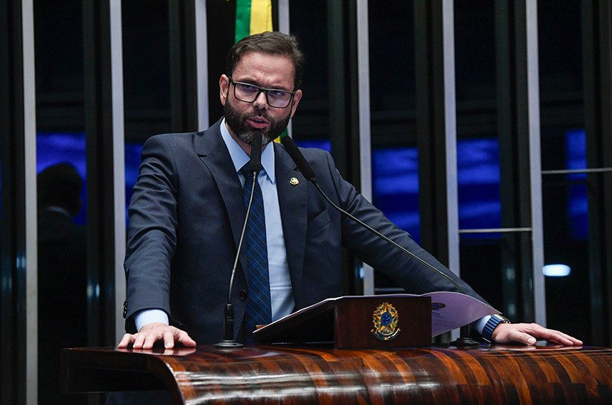 À tribuna, em discurso, senador Jorge Seif (PL-SC). 