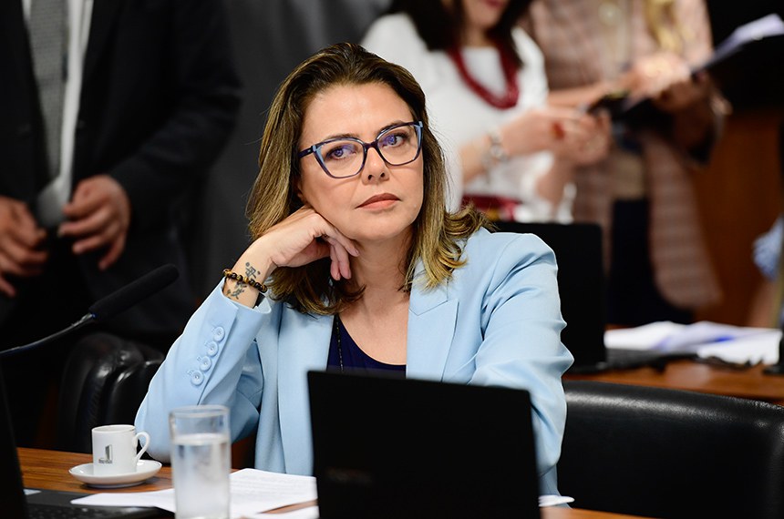Em destaque, à bancada, senadora Leila Barros (PDT-DF).