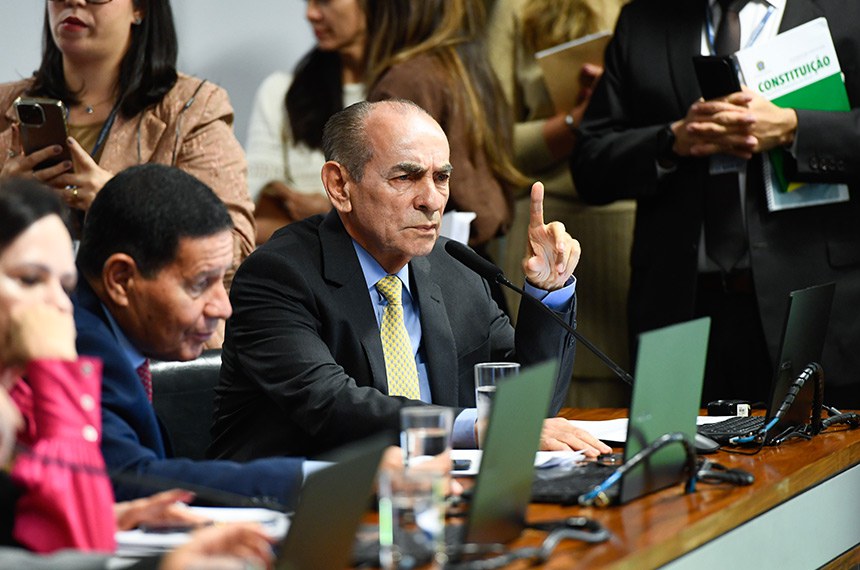 Em pronuciamento, à bancada, senador Marcelo Castro (MDB-PI).