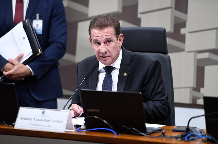 À mesa, presidente da CAE, senador Vanderlan Cardoso (PSD-GO).