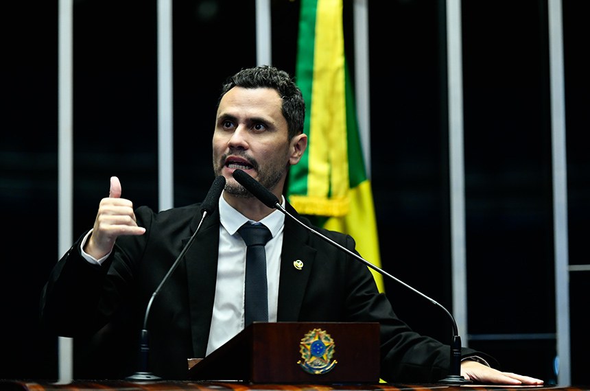 À tribuna, em discurso, senador Cleitinho (Republicanos-MG).