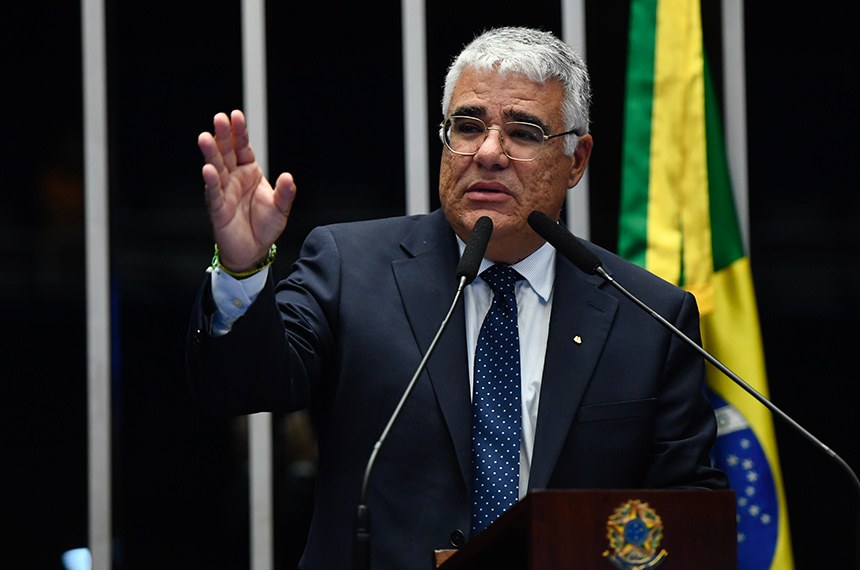 À tribuna, em discurso, senador Eduardo Girão (Novo-CE). 