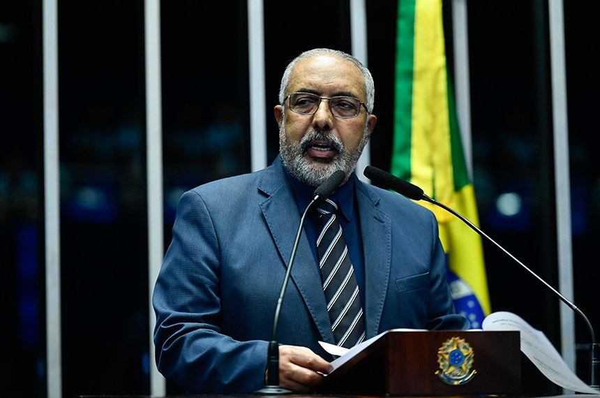 Em discurso, à tribuna,  senador Paulo Paim (PT-RS).