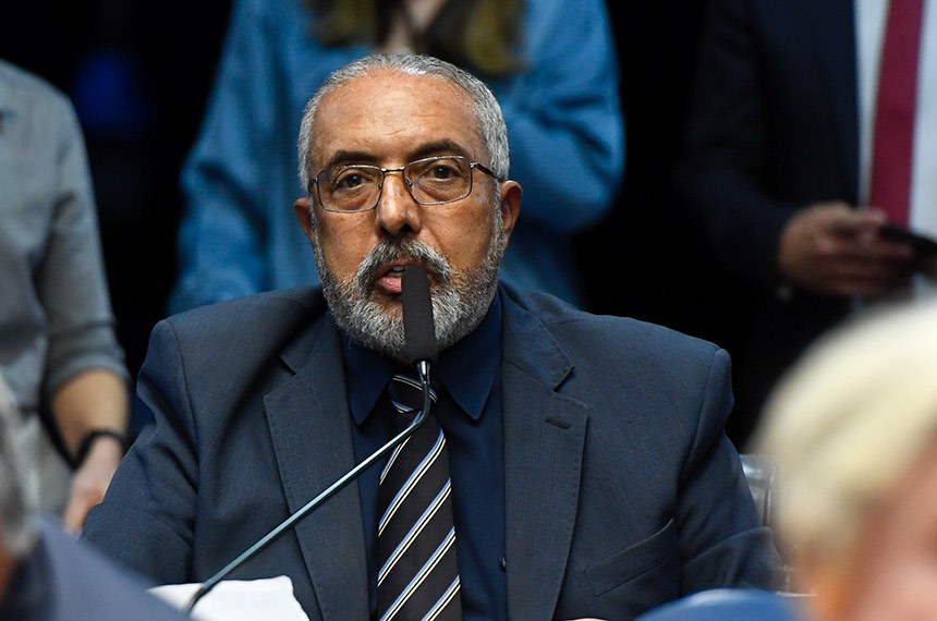 À bancada, em pronunciamento, senador Paulo Paim (PT-RS).