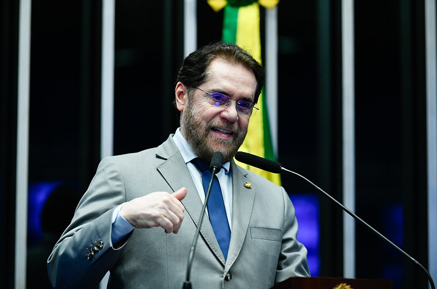 Senador Plínio Valério (PSDB-AM) em discurso à tribuna.