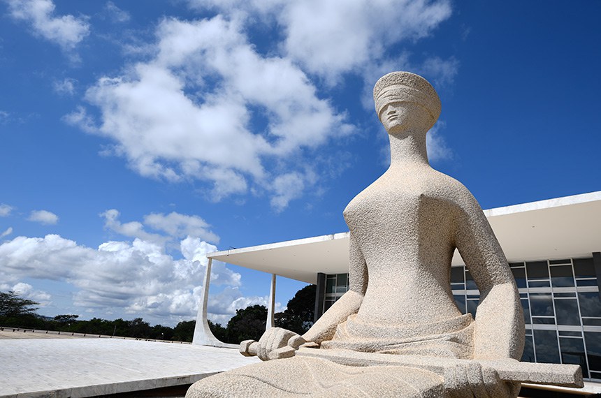 A escultura foi feita em 1961 pelo artista plástico mineiro Alfredo Ceschiatti, em um bloco monolítico de granito de Petrópolis, medindo 3,3 metros de altura e 1,48 metros de largura e representa o poder judiciário como uma mulher com os olhos vendados e espada; os olhos vendados representam a imparcialidade da justiça e a espada representa a força, a coragem, a ordem e a regra necessárias para impor o direito.