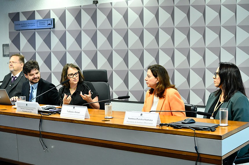 Mesa: 
procurador Regional da República da Procuradoria Regional da República da 1ª Região, Cláudio Drewes José de Siqueira;
defensor Público Federal Eduardo Nunes Queiroz;
presidente da CDH, senadora Damares Alves (Republicanos-DF); 
diretora-executiva do Hospital da Criança de Brasília José Alencar, Valdenize Tiziani;
presidente do Instituto DNA Saúde, Santusa Pereira Santana.
