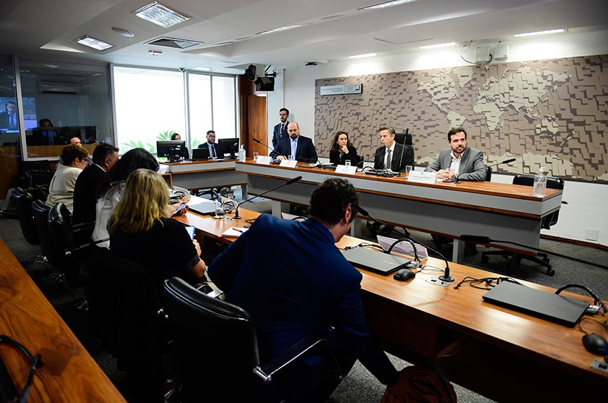 Mesa: 
diretor de Relações Institucionais do Instituto Sivis, Jamil Assis;
vice-presidente da CCS, Patrícia Blanco; 
presidente da CCS, Miguel Matos;
presidente da Agência Nacional de Telecomunicações (Anatel), Carlos Manuel Baigorri.