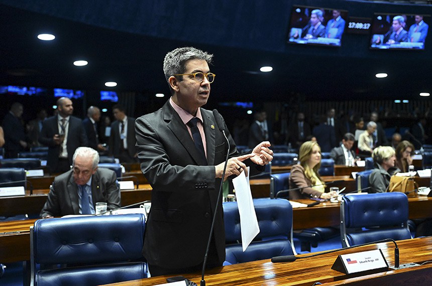 Senador Randolfe Rodrigues (PT-AP) em pronunciamento à bancada.