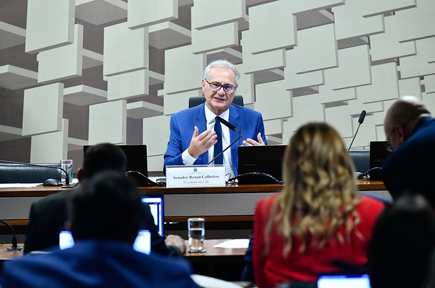 Mesa: 
presidente da CAE, senador Renan Calheiros (MDB-AL). 