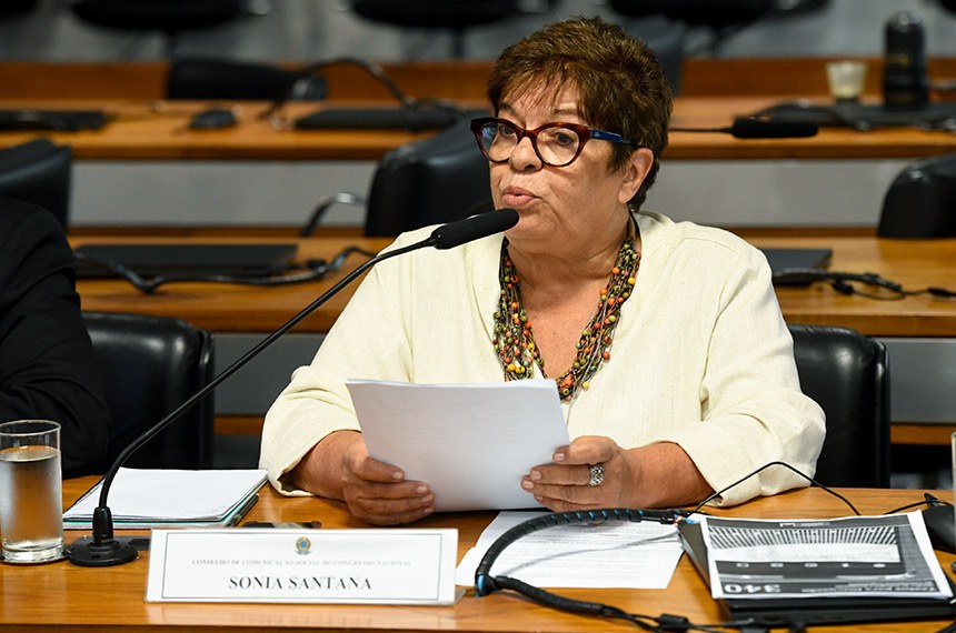 À bancada, em pronunciamento, conselheira Sonia Santana.