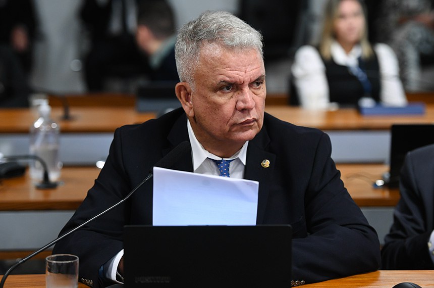 Senador Sérgio Petecão (PSD-AC) em pronunciamento à bancada.