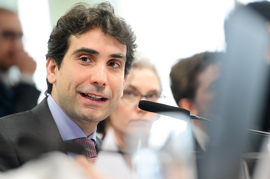 Mesa: 
presidente do Banco Central do Brasil, Gabriel Muricca Galípolo (depoente).